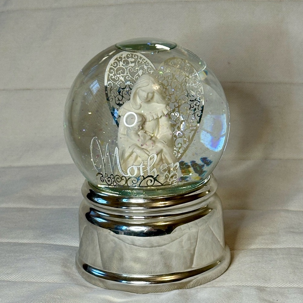 Silver Heartwarming Mother Snow Globe